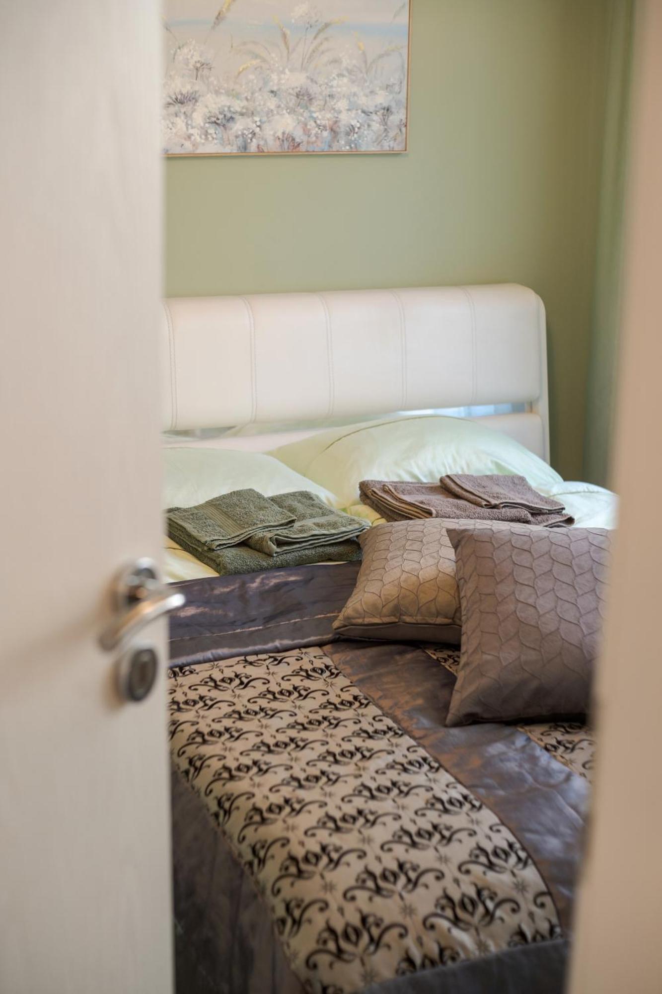 Bright Inn - Holiday & Business Apartment Софія Екстер'єр фото